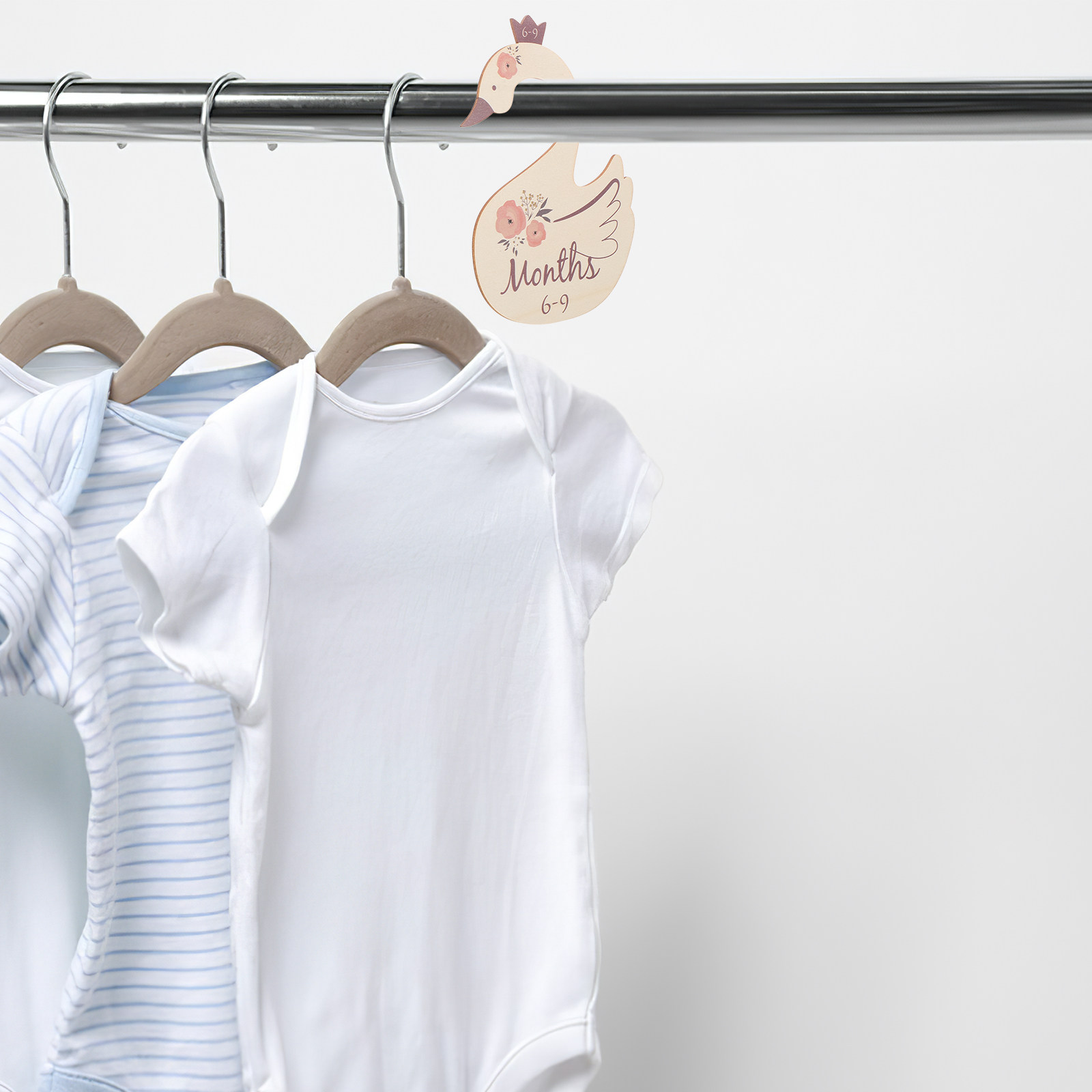 Closet Organizer Baby - ตัวแบ่งตู้เสื้อผ้าไม้รูปหงส์ 7 ชิ้น สำหรับจัดระเบียบเสื้อผ้าเด็ก ตัวแบ่งขนาดตู้เสื้อผ้าเด็กอ่อน ตัวแบ่งขนาดสำหรับแขวนเสื้อผ้าเด็กเล็ก