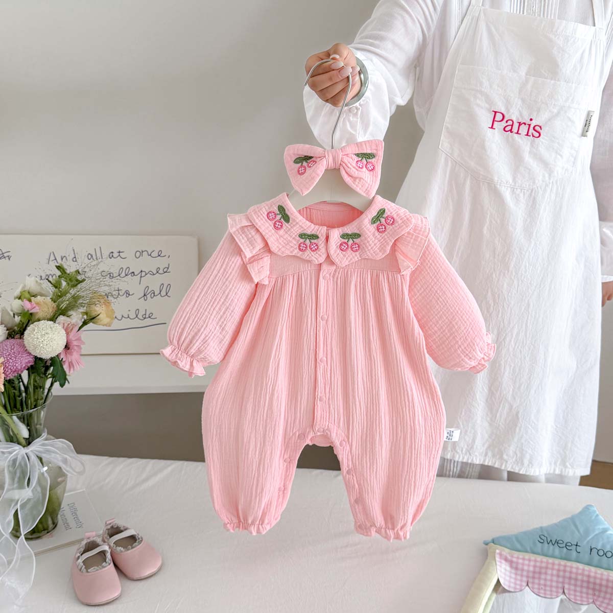 Baby Nursery Embroidery - ชุดรอมเปอร์ผ้ากอซสำหรับเด็กทารกหญิงแรกเกิด ฤดูใบไม้ผลิ-ฤดูใบไม้ร่วง พร้อมโบว์ตกแต่ง คอระบาย ปักลายเชอร์รี่ แขนยาว