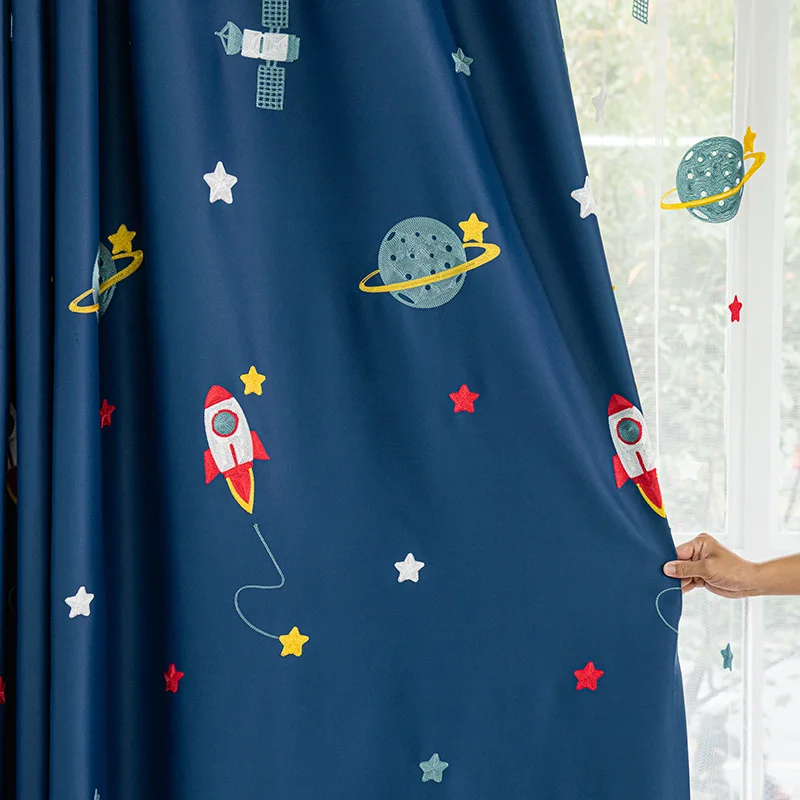 Baby Nursery Blackout Curtains - ผ้าม่านกันแสงลายการ์ตูนรูปจรวดสีน้ำเงินเข้มสำหรับเด็กห้องเด็กผู้ชายสถานรับเลี้ยงเด็กลายดาวเทียมปักหน้าต่าง